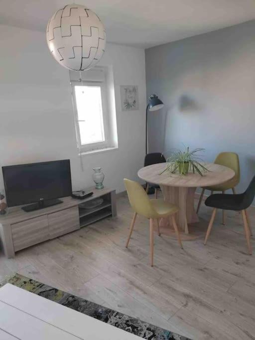 Charmant Appartement Au Calme Bourg-en-Bresse Exterior photo